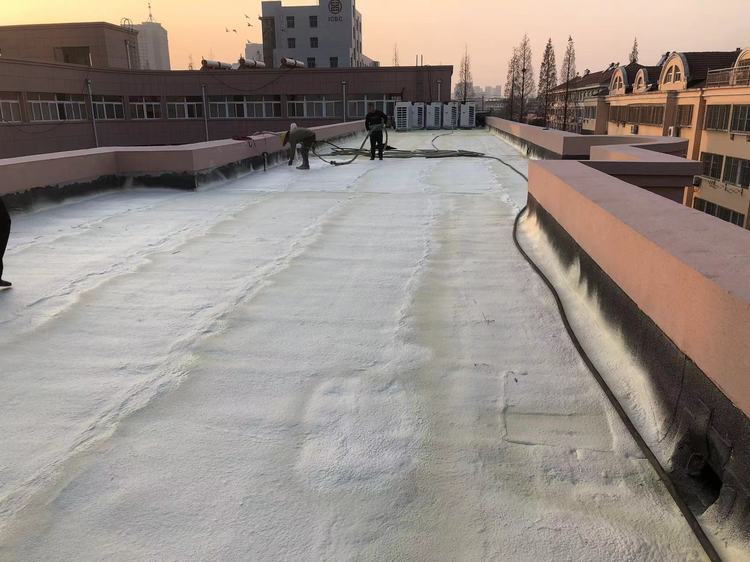 建筑物的屋面保溫越來(lái)越多地采用了聚氨酯